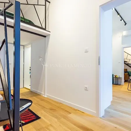 Elegant Near Hungarian Museum By Pink Flamingo *